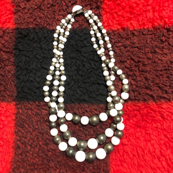 6 Vintage Necklaces - Picture 2 of 6